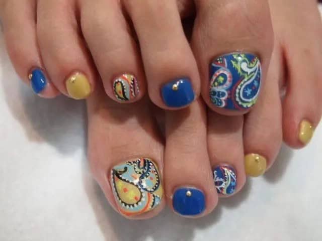 Easy toenail designs with DIY motifs