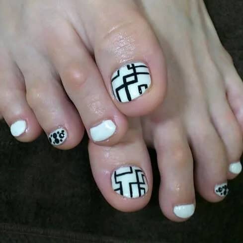 Geometric toe nail designs