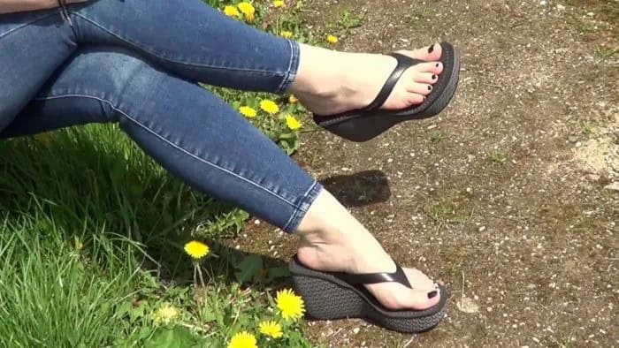 Dark Blue Skinny Jeans with Black High Heel Flip Flops