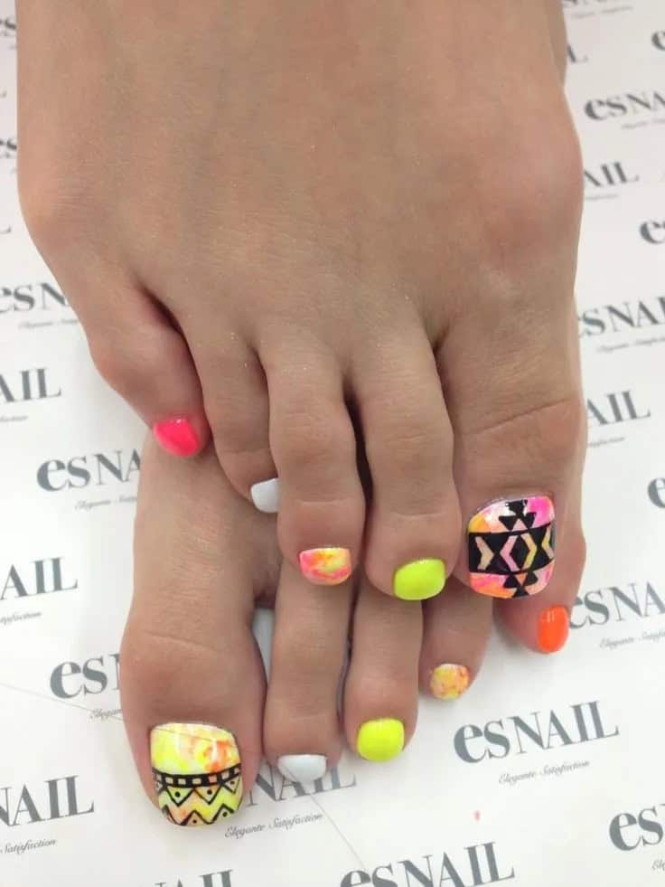 Geometric toe nail designs