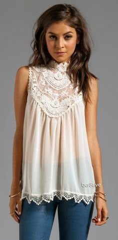 Mock Neck Lace Sleeveless Blouse with Skinny Jeans