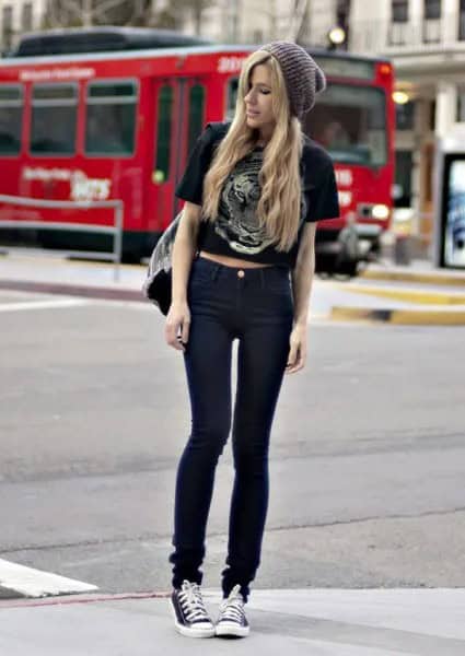 Black Short Sleeve Printed Cropped Tee with Skinny Jeans