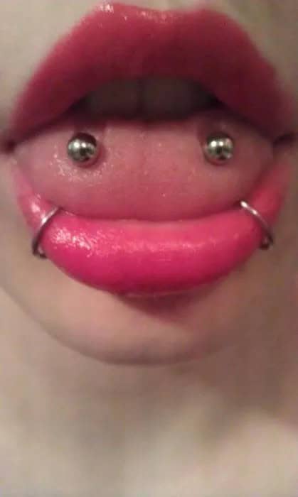 What does a snake eyes piercing look like?