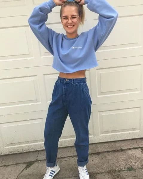 Sky Blue Cropped Sweatshirt with Elastic Waist Vintage Mom Jeans