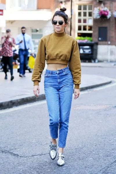 Grey Cropped Sweatshirt with Light Blue Mama Jeans & Silver Oxford Shoes