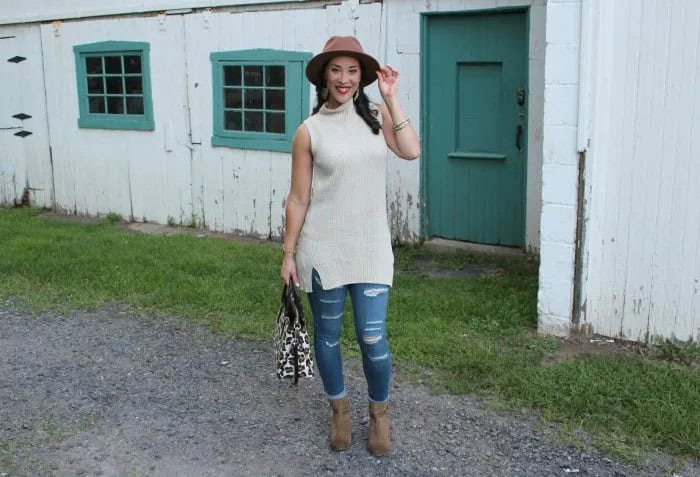 White Sleeveless Mock Neck Ribbed Tunic Sweater with Brown Hat