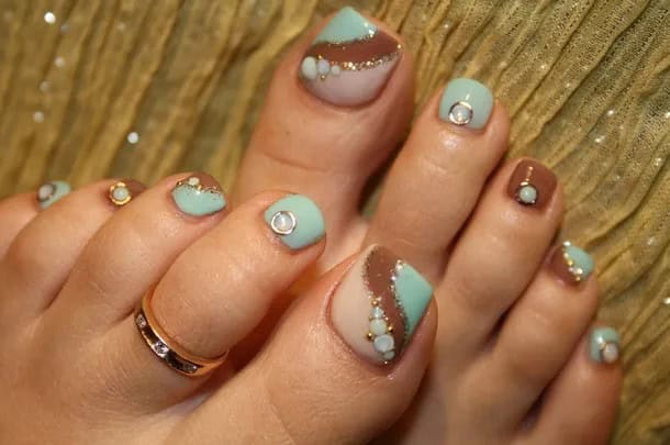 Toe nail art with crystals or rhinestones