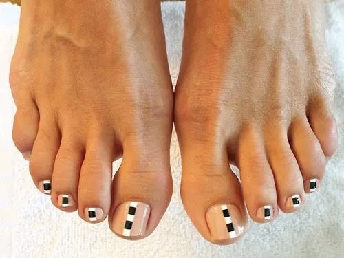 Easy toenail designs with DIY motifs