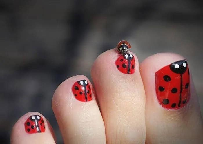 Easy toenail designs with DIY motifs