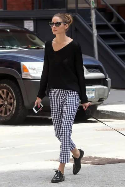 V Neck Sweater with Black and White Plaid Skinny Pants & Oxford Shoes