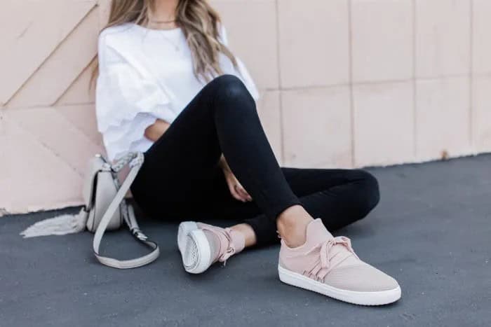 White Oversized T Shirt with Black Skinny Jeans & Light Pink Walking Sneakers