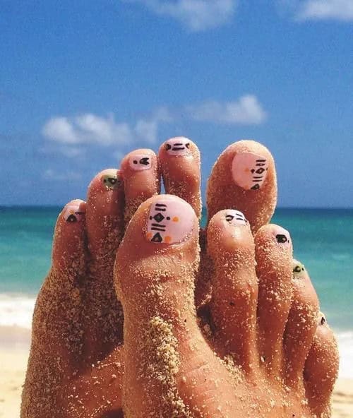 Easy toenail designs with DIY motifs