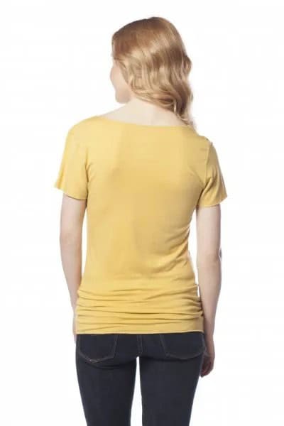 Light Yellow Fitted T Shirt with Dark Blue Skinny Jeans