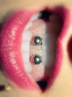 What does a snake eyes piercing look like?