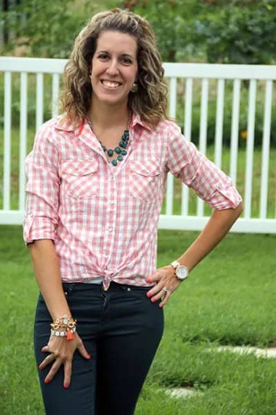 Pink and White Knotted Shirt with Black Skinny Jeans