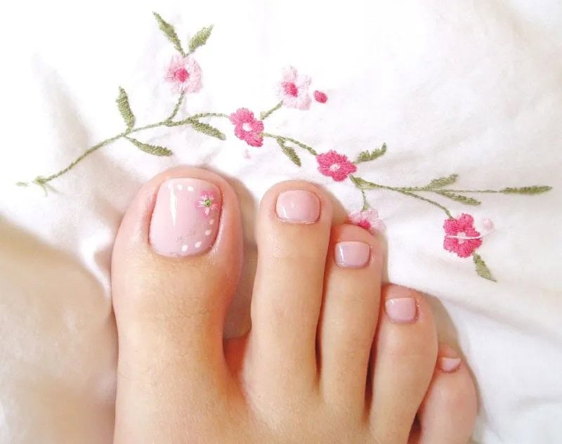 Easy toenail designs with DIY motifs