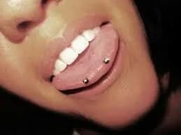 What does a snake eyes piercing look like?