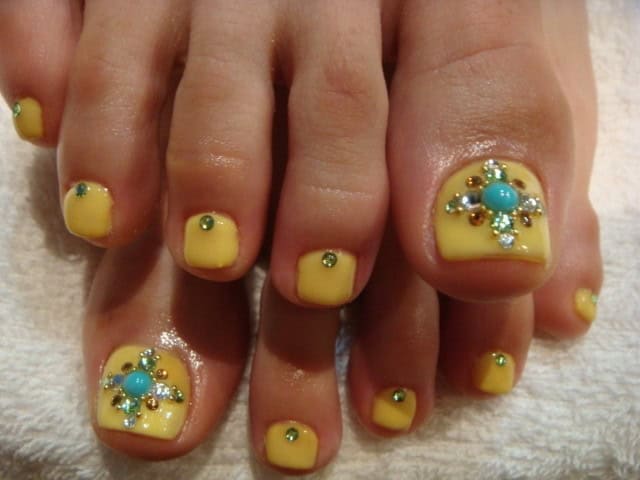 Toe nail art with crystals or rhinestones