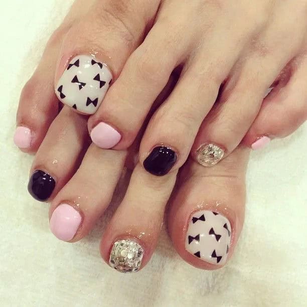 Easy toenail designs with DIY motifs