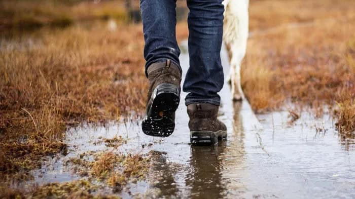 Dark Blue Skinny Jeans with Black Waterproof Comfortable Hiking Shoes