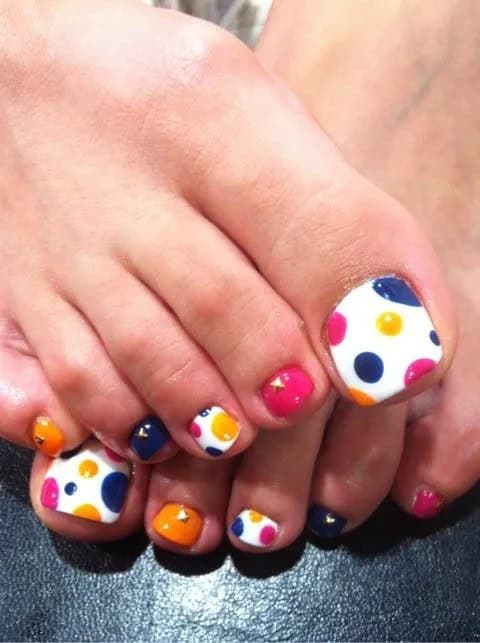 Easy toenail designs with DIY motifs